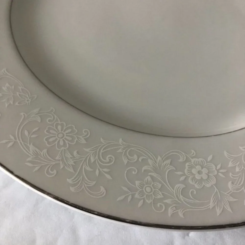 ROYAL WENTWORTH CHRISTINA FINE CHINA 51 214 Round Dinner Plate White Silver Japa